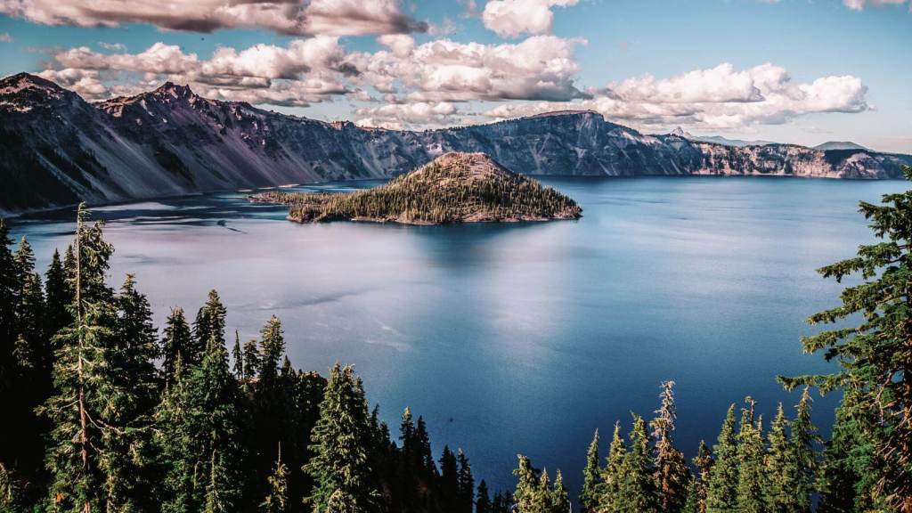 US Lake Destinations For a Serene Vacation Crater Lake, Oregon