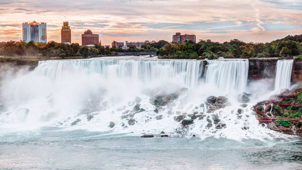 Biggest Tourist Traps in the US Niagara Falls State Park (New York State)