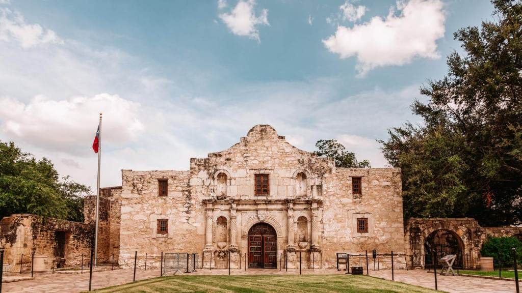 Biggest Tourist Traps in the US The Alamo (San Antonio, Texas)