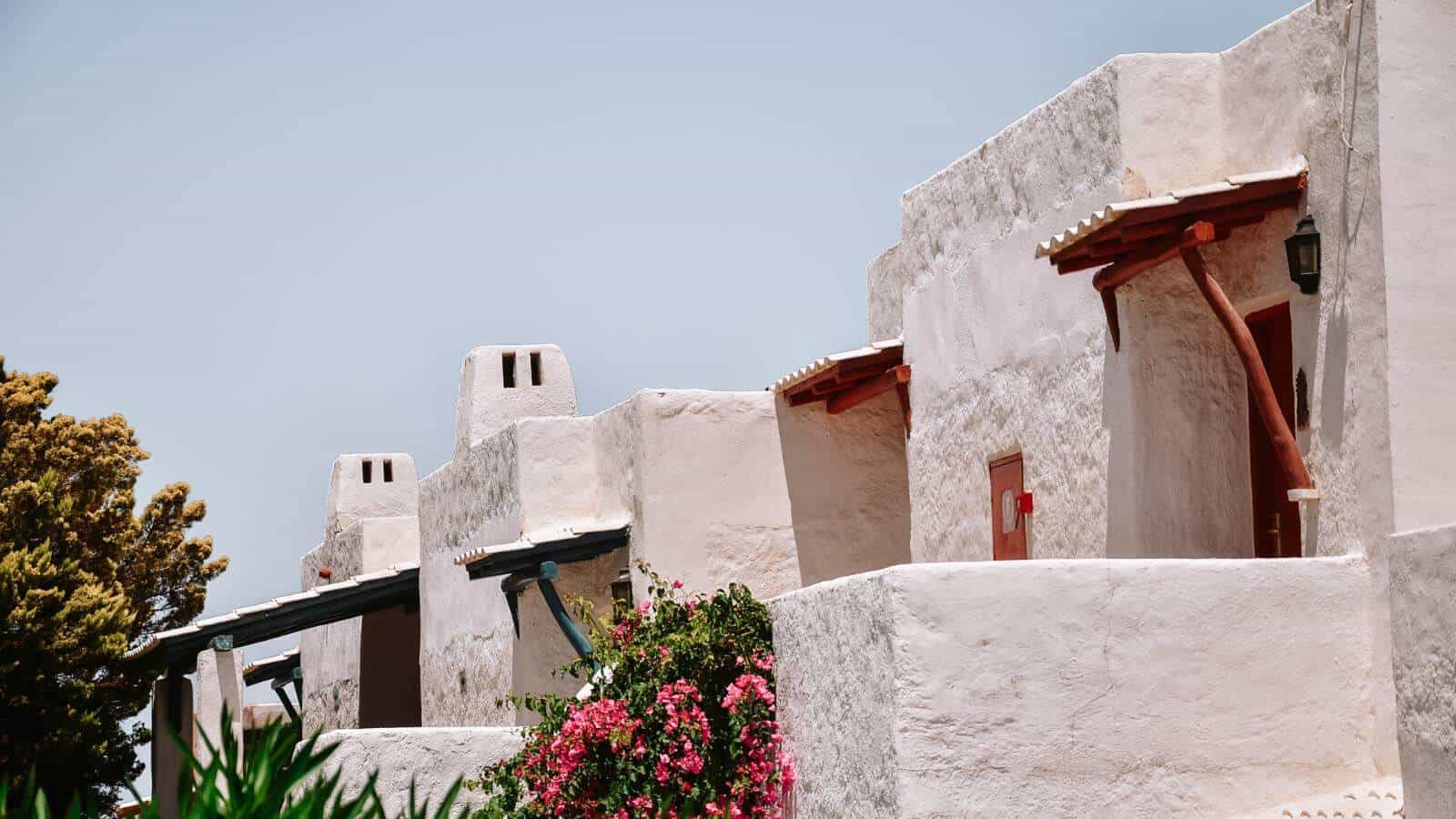 Ways To Save Money Traveling in Greece_Opt for Budget Accommodations_© socolovph_Adobe Stock Photo_97258693 Ways To Save Money Traveling in Greece_Opt for Budget Accommodations