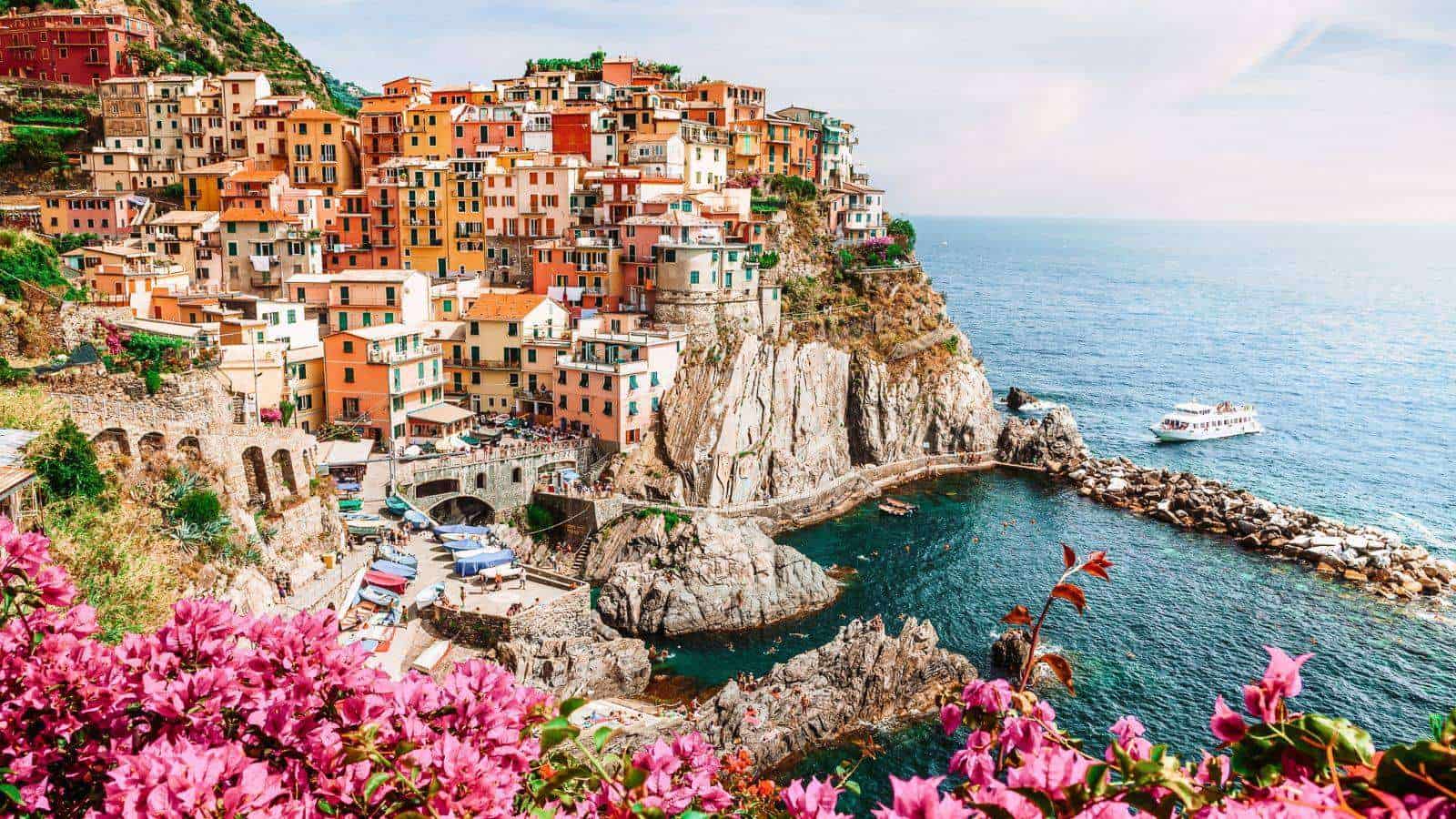 Instagrammable Spots in Italy_Cinque Terre_© Freesurf_Adobe Stock_117292621 Instagrammable Spots in Italy Cinque Terre