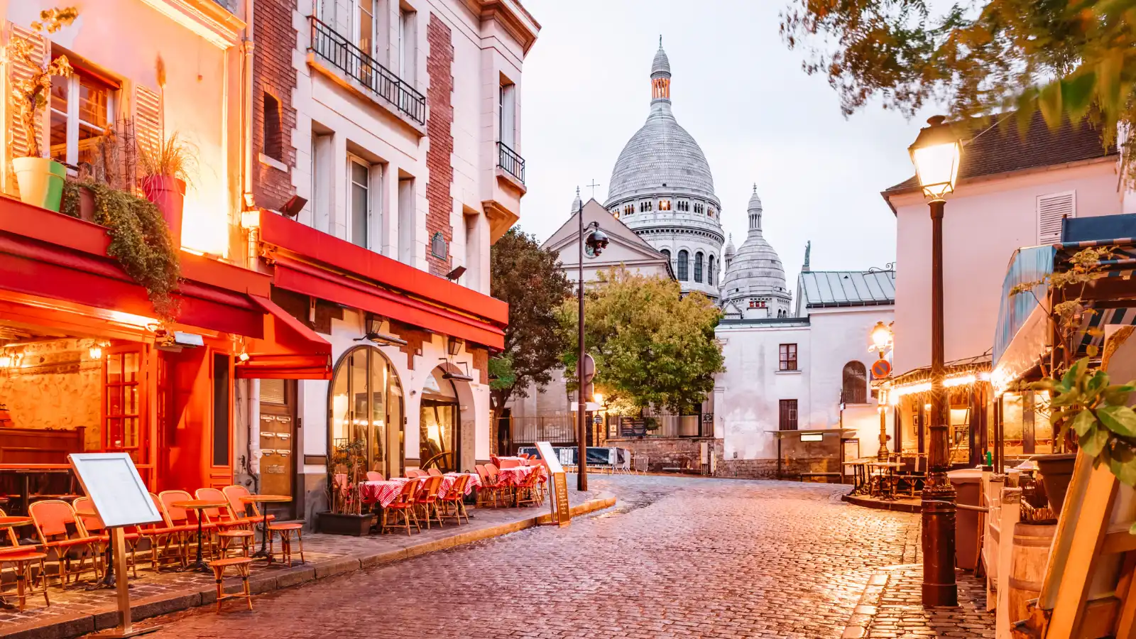 Not To Do When Visiting France_Don’t Leave a Tip For the Sake of it_© Kavalenkava_Adobe Stock_243575259 Not To Do When Visiting France Don’t Leave a Tip For the Sake of it