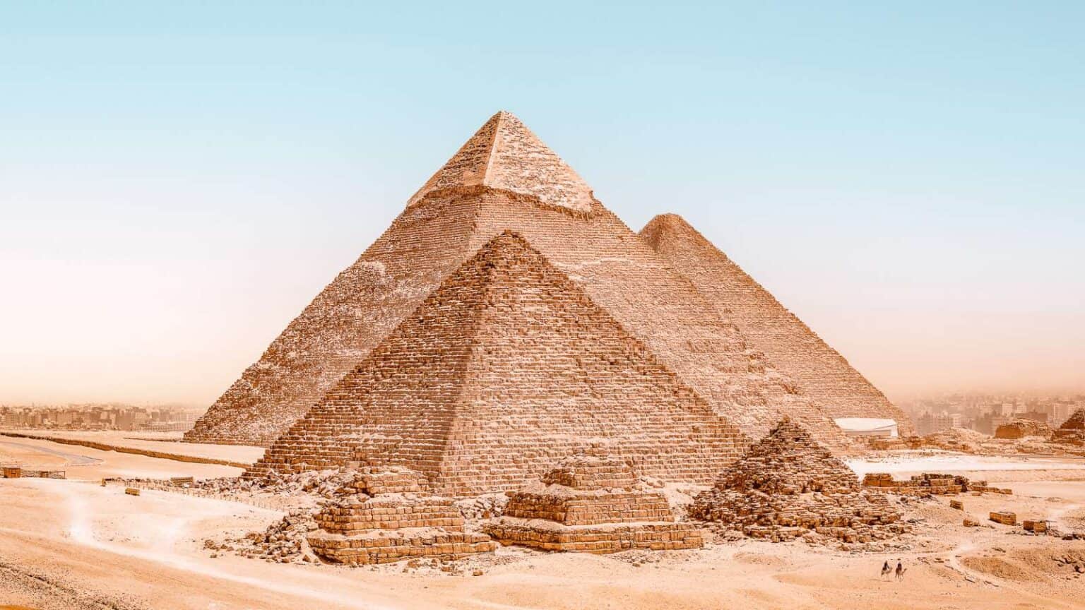 12 Tourist Traps Everyone Visits (And Everyone Leaves Disappointed)