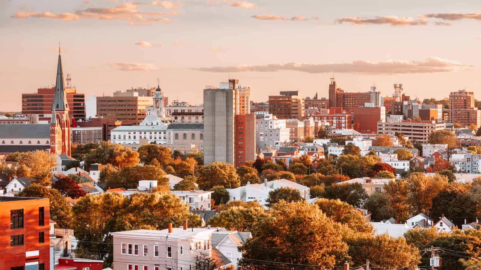12 Cities in the World with the Most Colorful Autumn Scenery Portland, Maine, USA_© SeanPavonePhoto_Adobe Stock_456546674 12 Cities in the World with the Most Colorful Autumn Scenery Portland, Maine, USA