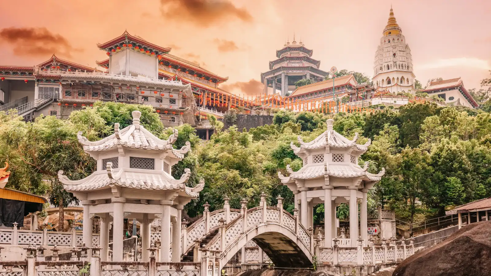 12 Cheap Fall Getaways That Feel Way More Luxurious Than They Cost