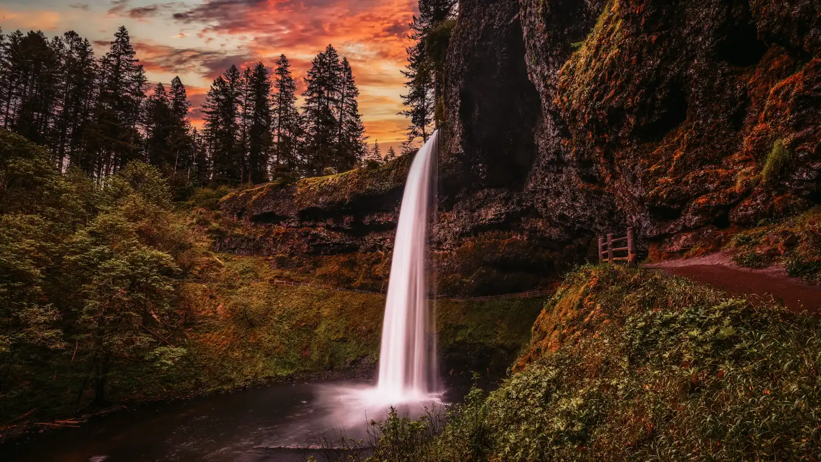 Waterfall Hikes in the US Trail of Ten Falls, Silver Falls State Park, Oregon_© Nick Fox_Adobe Stock_548466871 12 Stunning Waterfall Hikes in the US for Nature Lovers