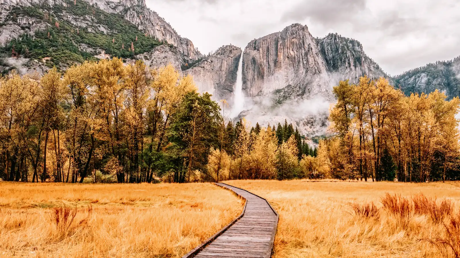 Waterfall Hikes in the US Yosemite Falls Trail, Yosemite National Park, California_© haveseen_Adobe Stock_170066940 12 Stunning Waterfall Hikes in the US for Nature Lovers
